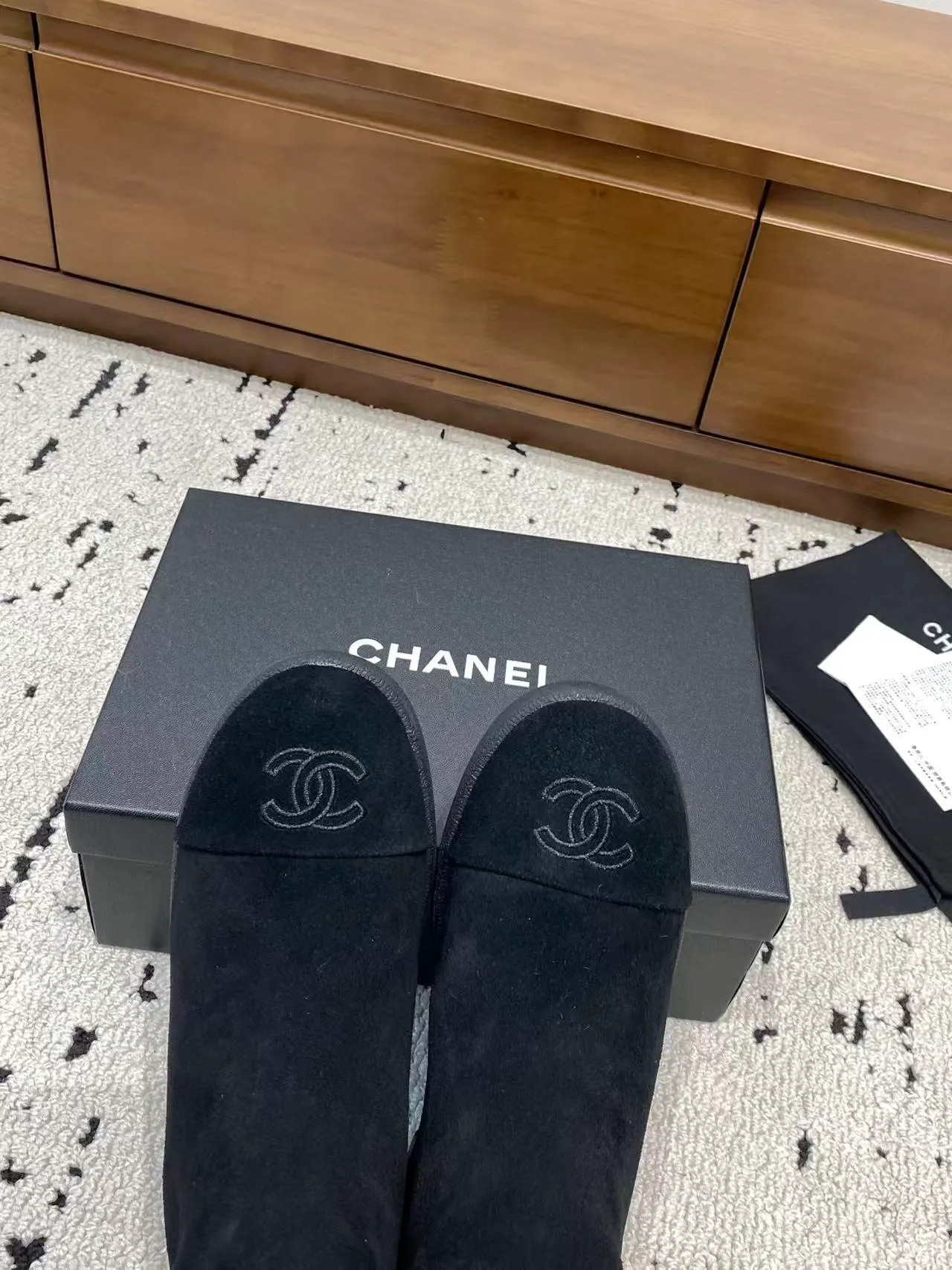 👟👟Ex-factory price 700👟👟 🍀Chanel 2025 autumn and winter furry snow boots. Chanel new autumn and winter genuine wool slippers and boots. Xiaoxiang’s 2025 autumn and winter most beautiful snow boots. Classic, beautiful and warm snow boots❤️Super warm! It's enough to have it this winter, it's really beautiful and fairy~ Materials and craftsmanship: The upper is made of custom sheepskin/wool/sheepskin, and the inner pads are all made of wool. It feels very soft and comfortable! The sole is the original TPU outsole Size: 35-39 (40.41 customized, non-refundable)
